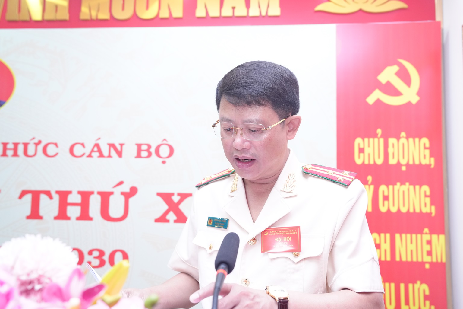 Đồng chí Thượng tá Đinh Anh Dũng - Uỷ viên Ban Thường vụ Đảng ủy, Trưởng phòng Tổ chức cán bộ phát biểu khai mạc Đại hội