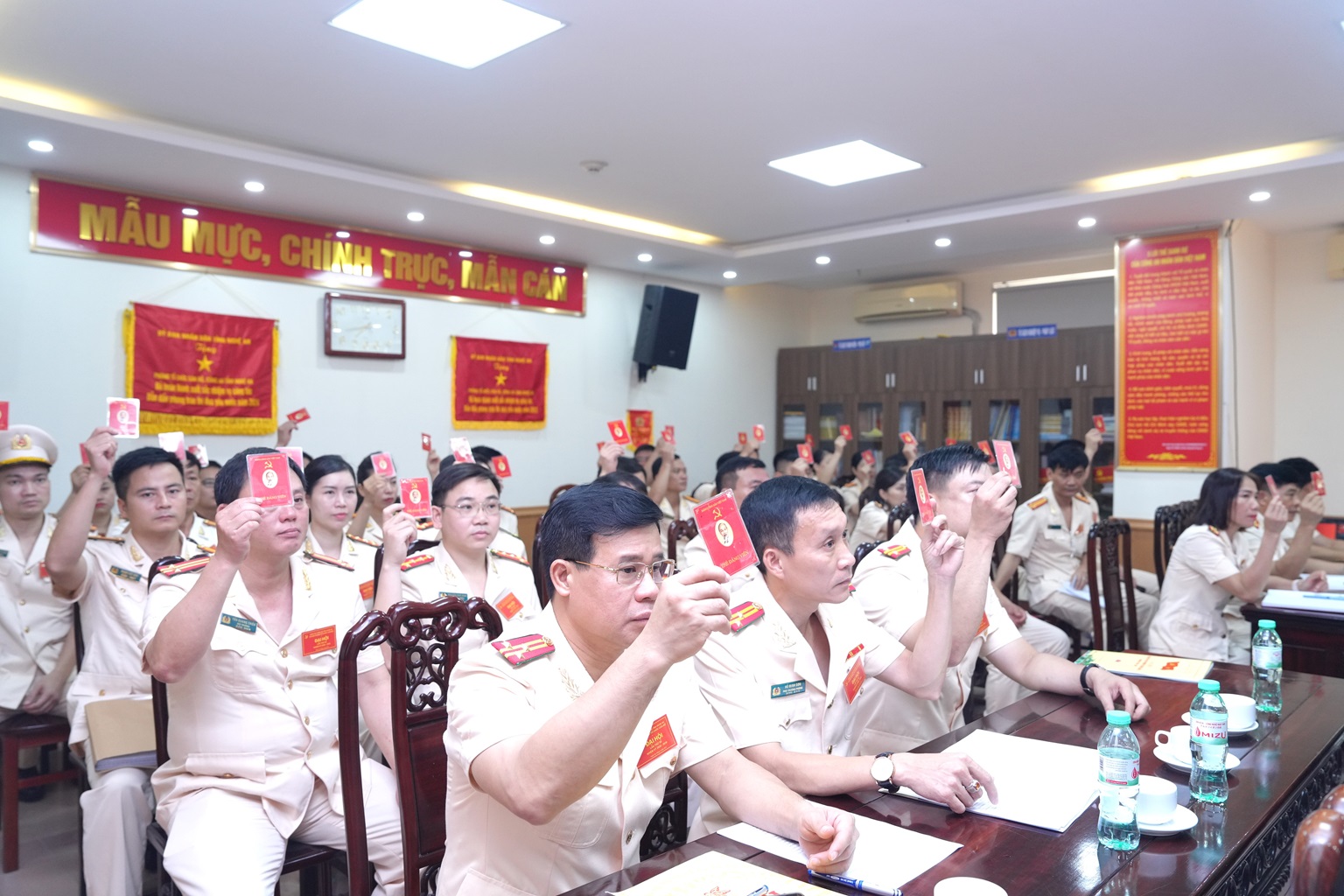 Đại biểu biểu quyết thông qua nghị quyết