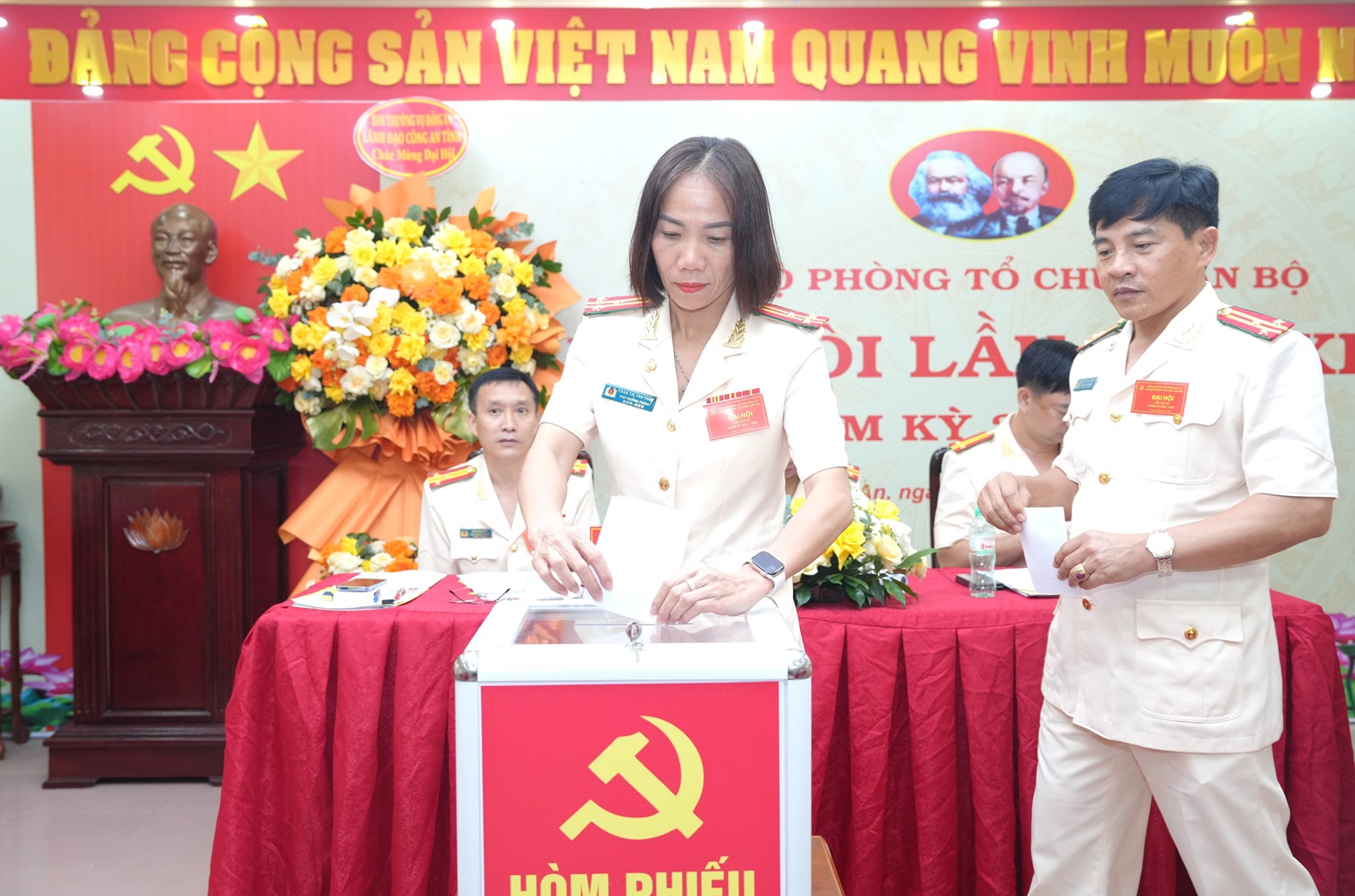 Đại biểu bỏ phiếu bầu Ban Chấp hành Chi bộ nhiệm kỳ 2025 - 2030