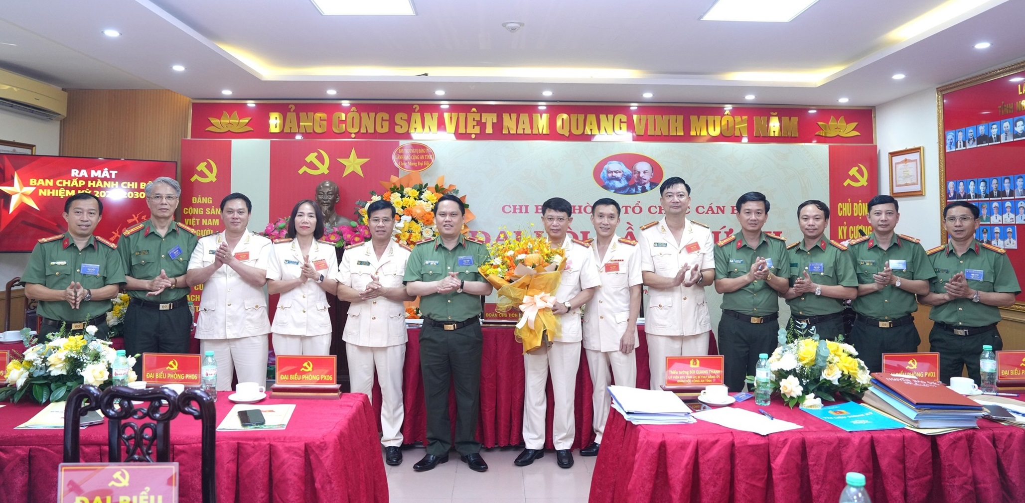 Tặng hoa chúc mừng Ban chấp hành khóa mới