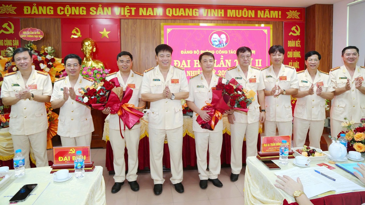 Tặng hoa các đồng chí không tham gia Ban Chấp hành khóa mới