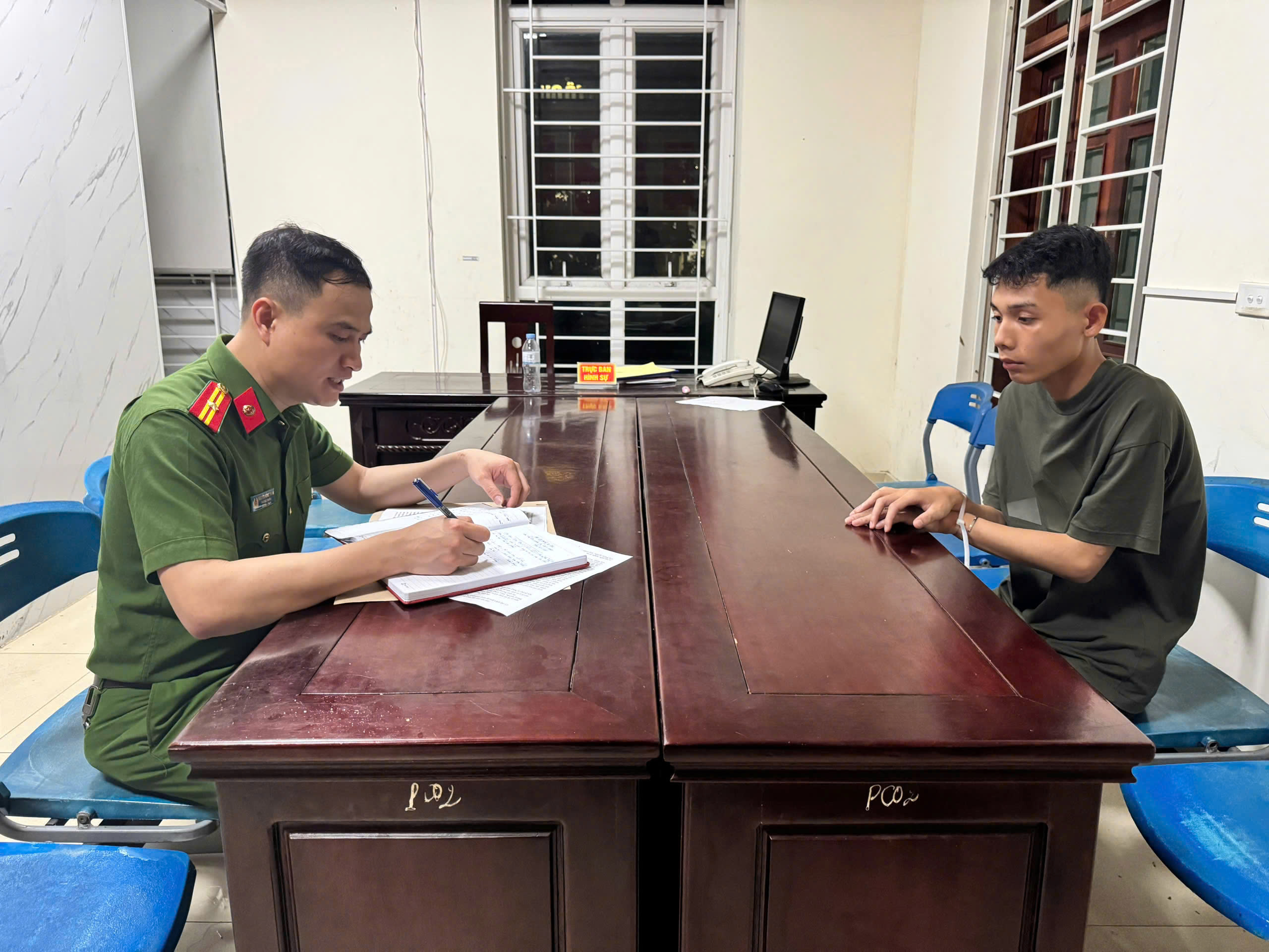 Cơ quan Công an lấy lời khai một đối tượng trong nhóm vụ việc ngày 03/6/2025