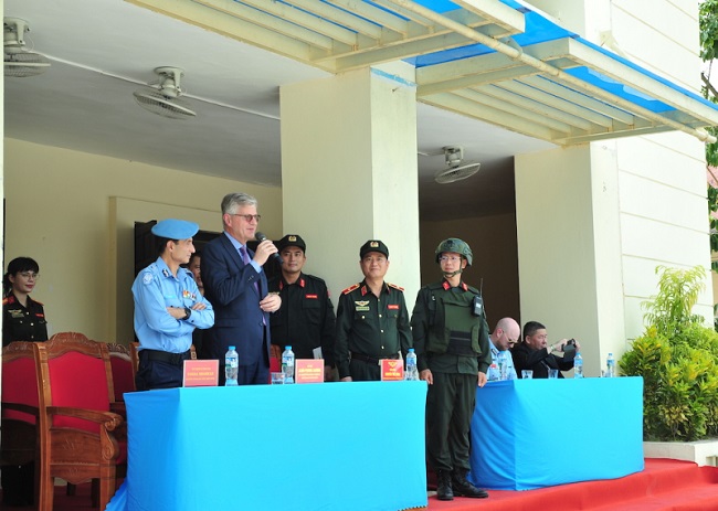 Ông Jean-Pierre Lacroix - Phó Tổng Thư ký Liên hợp quốc, phụ trách hoạt động gìn giữ hòa bình chia sẻ kinh nhiệm thực tiễn với cán bộ, chiến sĩ Đơn vị Cảnh sát gìn giữ hòa bình số 1