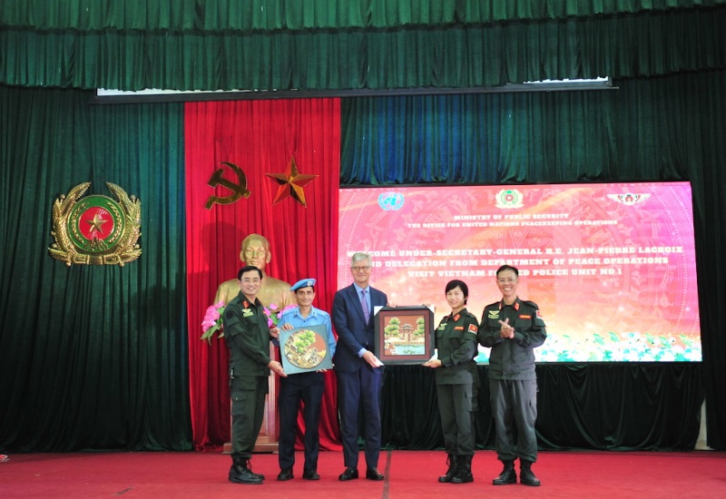 Đại diện Ban chỉ huy Đơn vị Cảnh sát gìn giữ hoà bình số 1 tặng quà lưu niệm cho ông Jean-Pierre Lacroix và ông Faisal Shahkar