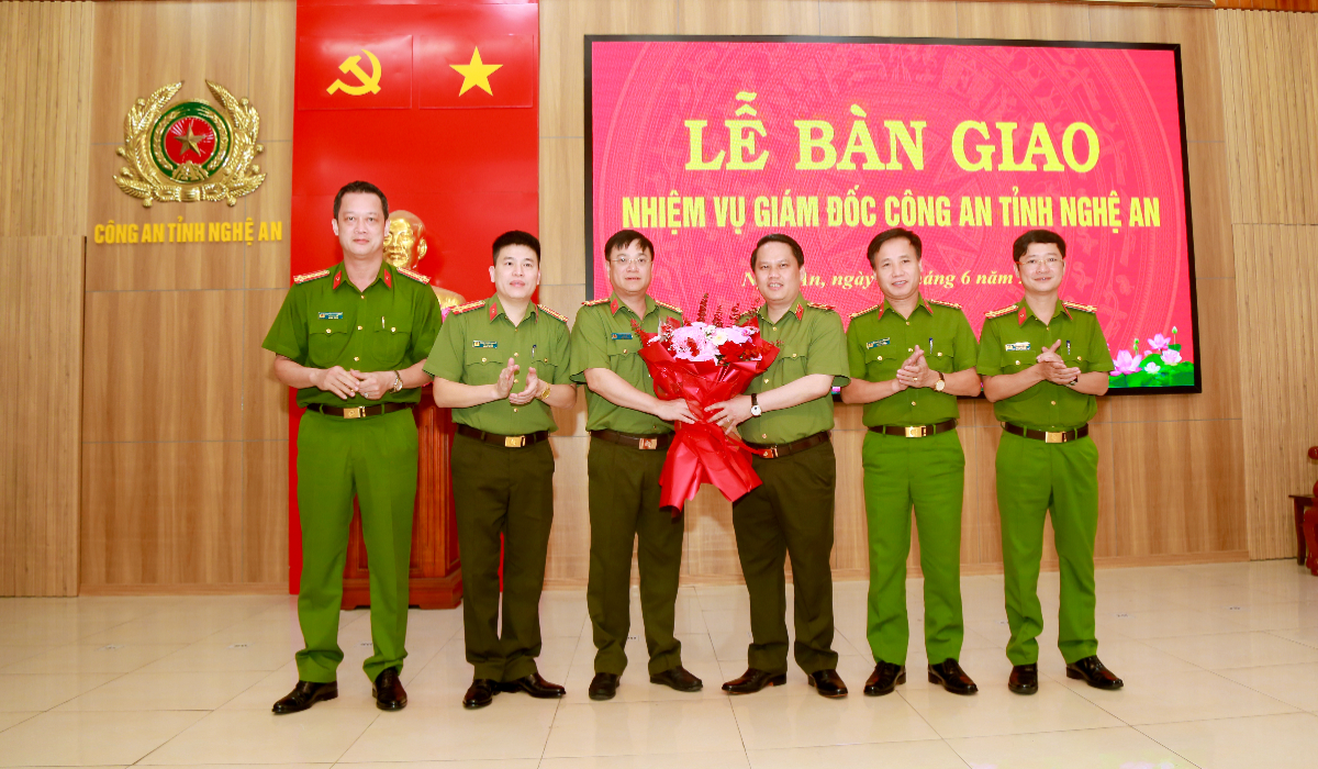 Bàn giao nhiệm vụ Giám đốc Công an tỉnh Nghệ An