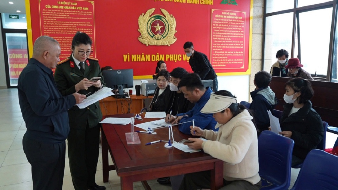Người dân được hướng dẫn các yêu cầu cấp Phiếu lý lịch tư pháp trực tiếp tại cơ quan Công an