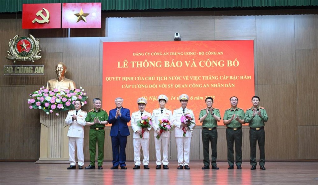 Bộ Công an thông báo và công bố Quyết định của Chủ tịch nước về việc thăng cấp bậc hàm cấp Tướng đối với 04 đồng chí Thứ trưởng