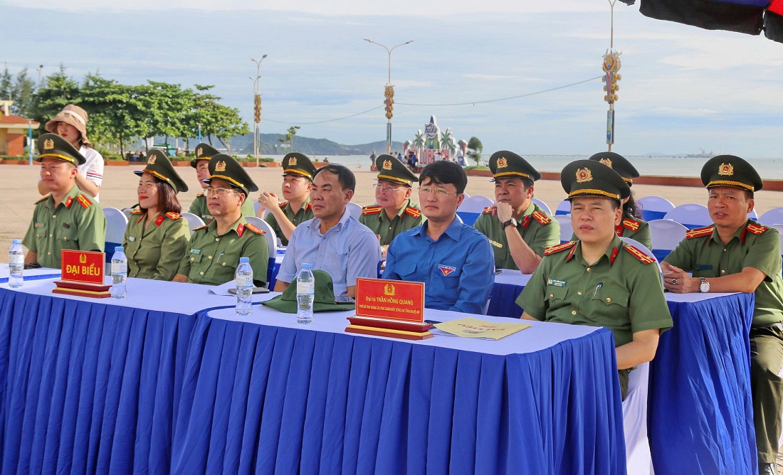Các đại biểu tham dự Lễ ra quân