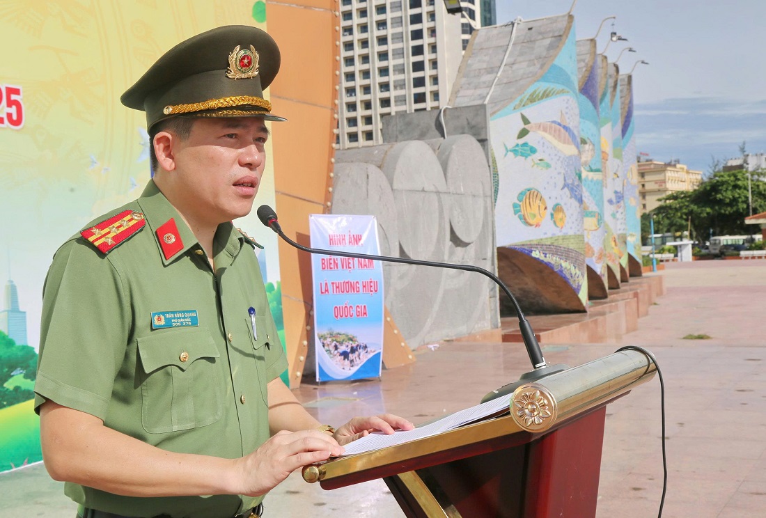 Đồng chí Đại tá Trần Hồng Quang - Phó Bí thư Đảng ủy, Phó Giám đốc Công an tỉnh Nghệ An phát biểu chỉ đạo