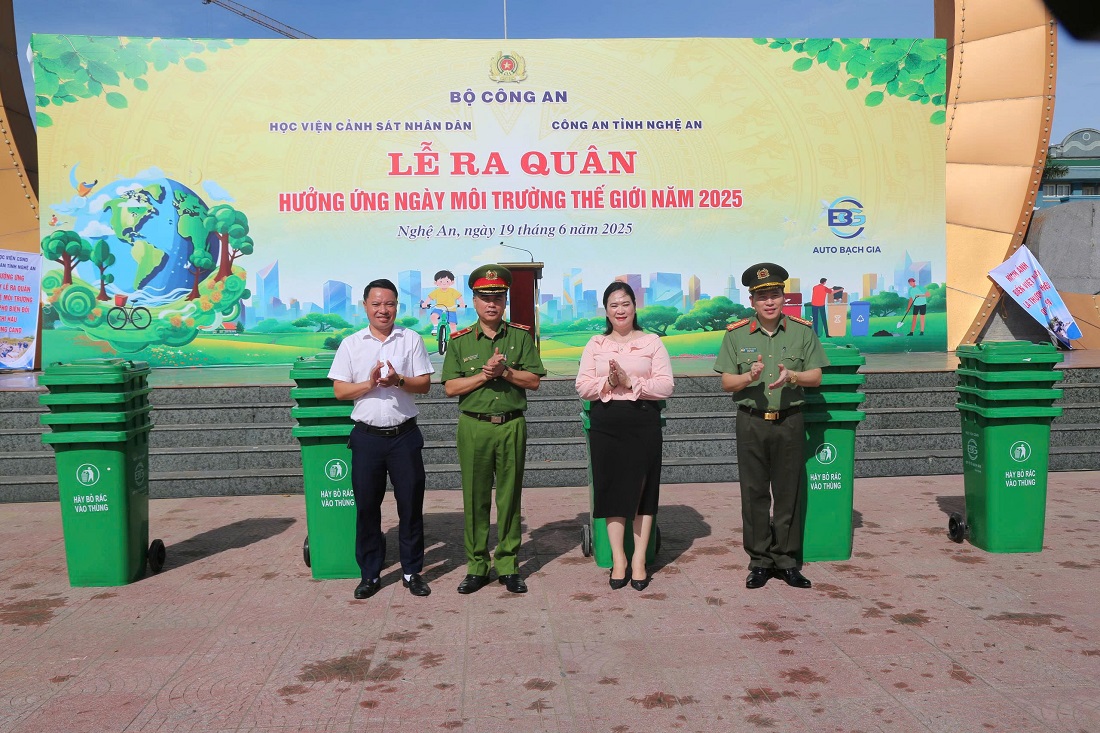 Ban tổ chức trao tặng quà cho địa phương