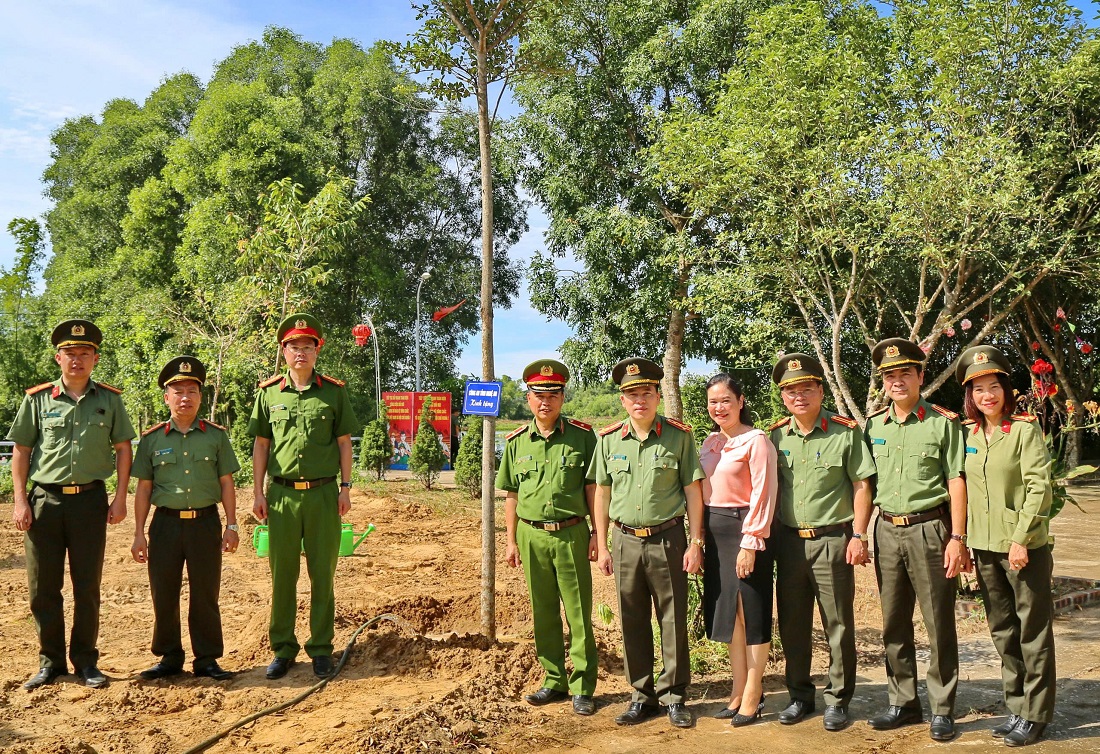 Các đại biểu tham gia Lễ trồng cây