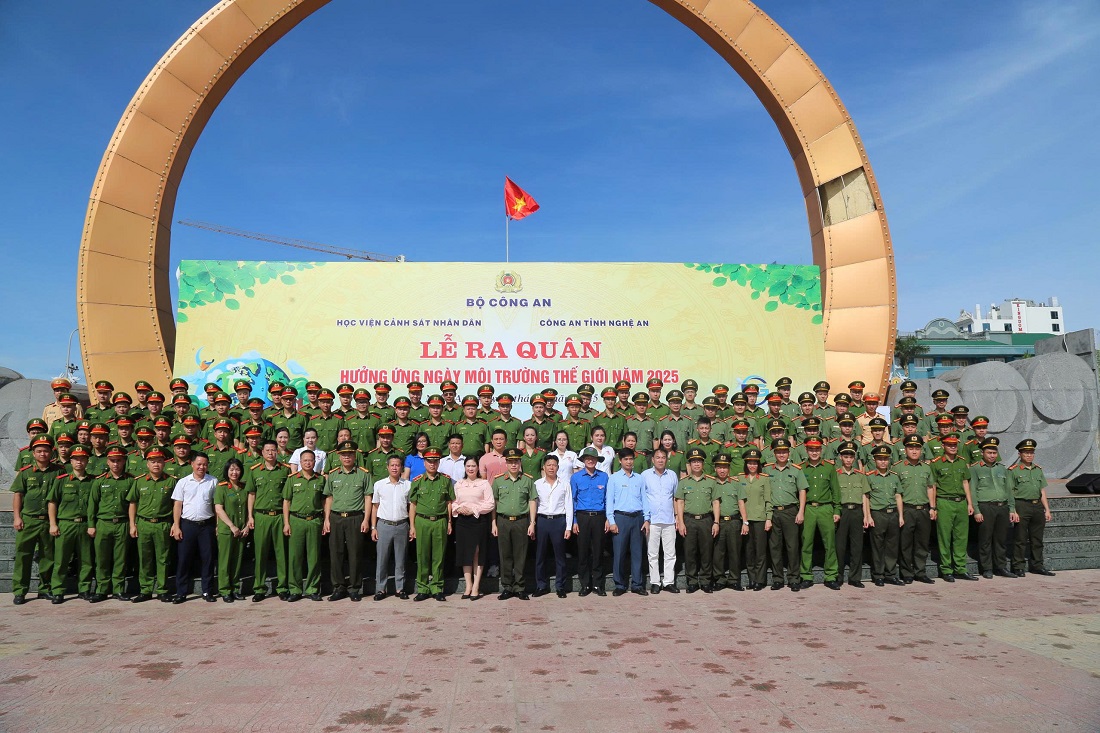 Ban tổ chức chụp hình lưu niệm