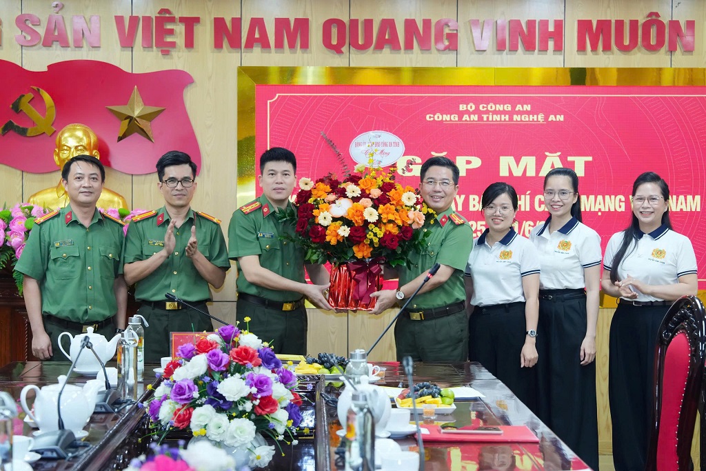 Lãnh đạo Công an tỉnh chúc mừng cán bộ, chiến sĩ làm công tác tuyên truyền nhân kỷ niệm 100 năm Ngày Báo chí cách mạng Việt Nam