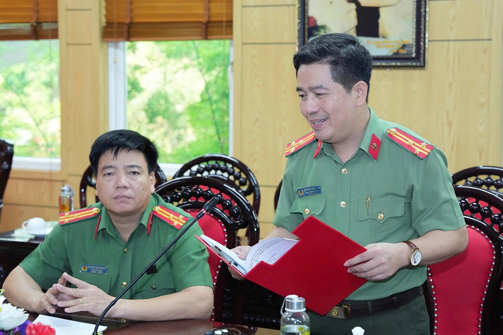 Đồng chí Thượng tá Nguyễn Xuân Thư, Phó trưởng phòng Công tác chính trị báo cáo tình hình hoạt động công tác tuyên truyền trong thời gian qua 