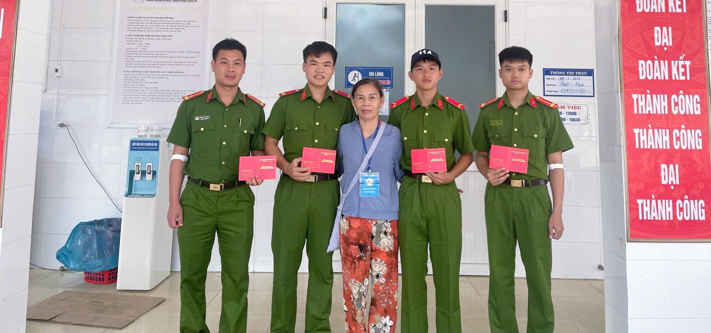 Các cán bộ, chiến sĩ Phòng Cảnh sát Phòng cháy chữa cháy và Cứu nạn cứu hộ, Công an tỉnh Nghệ An hiến máu phục vụ cấp cứu bệnh nhân