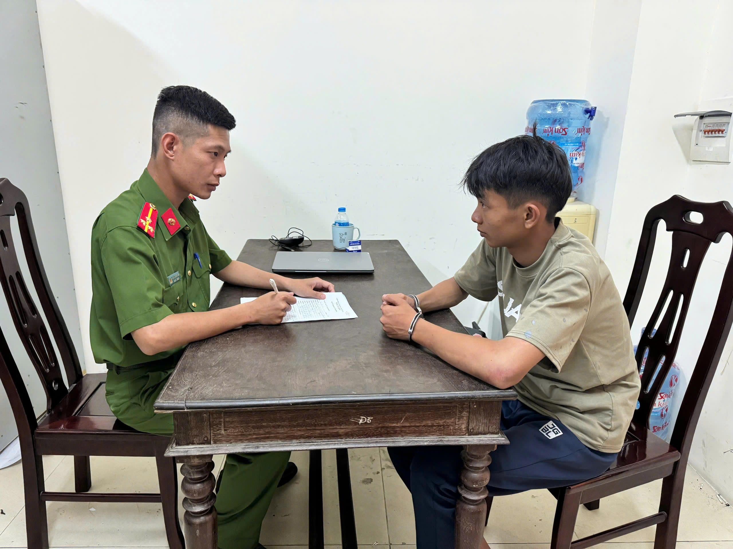 Nhanh chóng bắt giữ đối tượng cướp giật điện thoại của nữ sinh trên phố