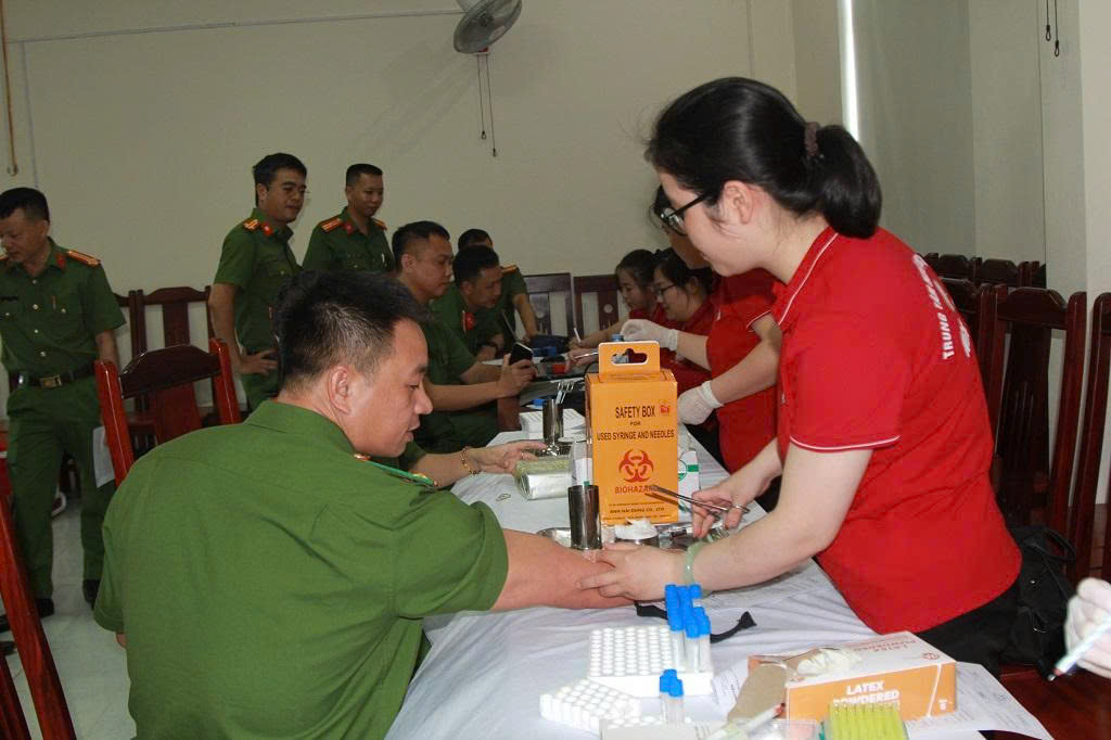 Cán bộ, chiến sĩ được kiểm tra, xét nghiệm, sàng lọc máu trước khi tham gia hiến máu