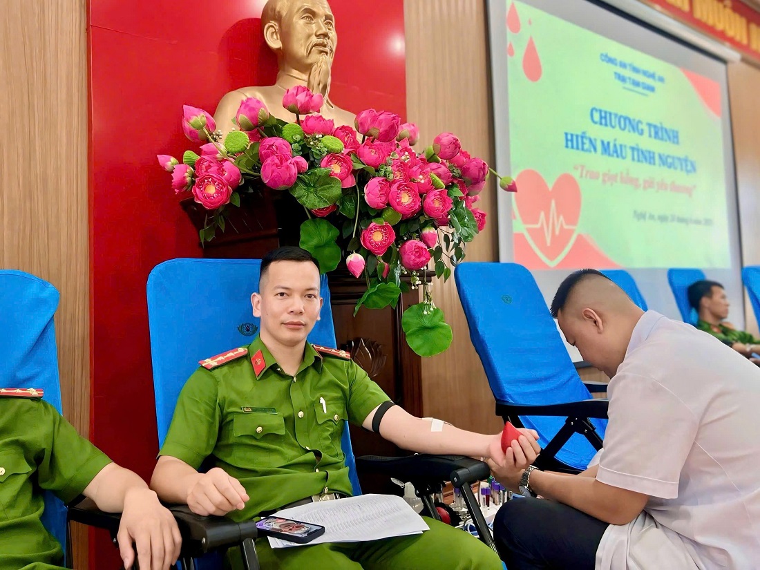 Cán bộ, chiến sĩ Trại Tạm giam hưởng ứng tham gia hoạt động hiến máu