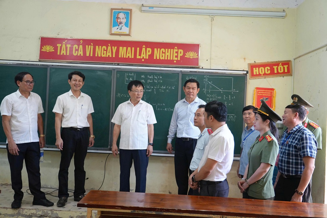 Đoàn công tác kiểm tra phòng thi tại Trường THPT Đô Lương 1 (huyện Đô Lương, tỉnh Nghệ An)