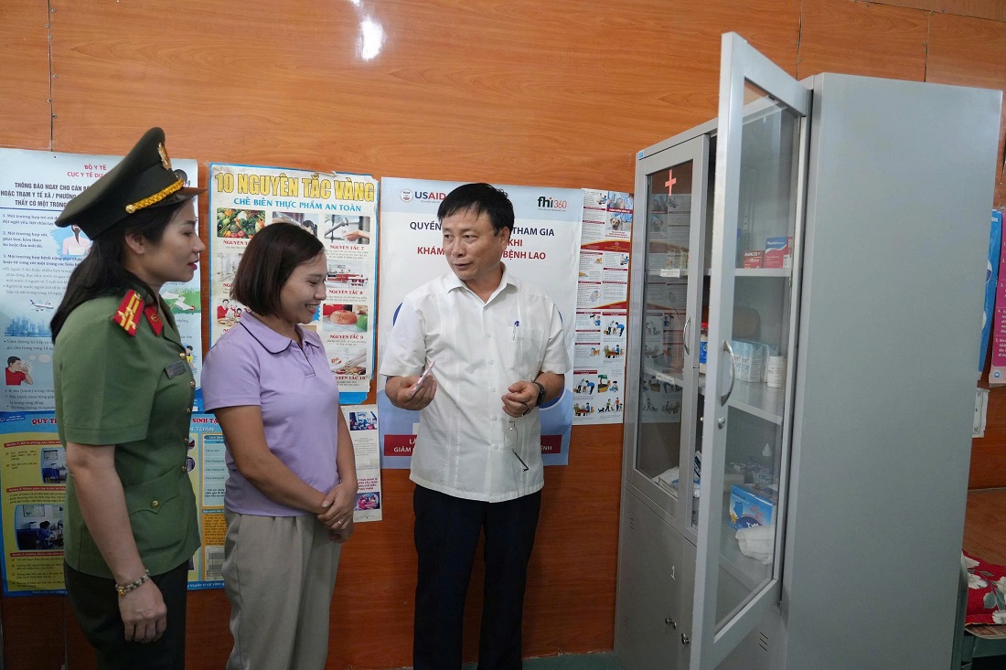 Đoàn công tác kiểm tra cơ số thuốc tại phòng y tế của điểm thi