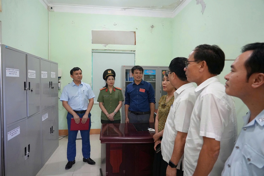 Đoàn công tác kiểm tra khu vực lưu trữ đề thi, bài thi