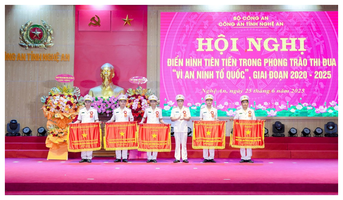Tôn vinh 80 tập thể, cá nhân điển hình tiên tiến trong phong trào thi đua 