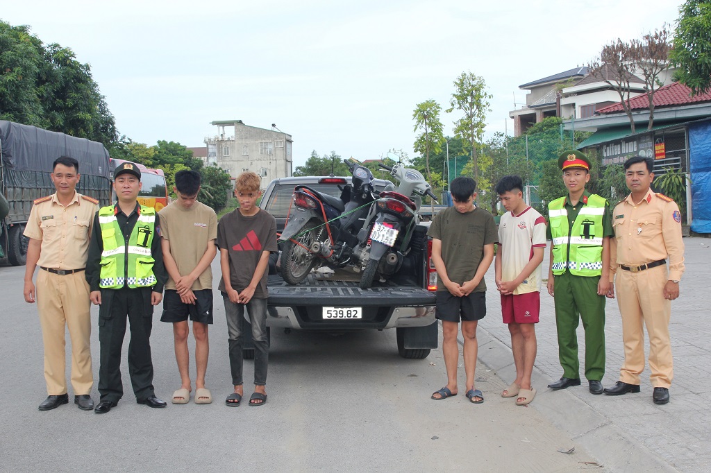 Bắt giữ 04 đối tượng đi xe máy tháo biển số, lạng lách, đánh võng, trêu chọc người đi đường