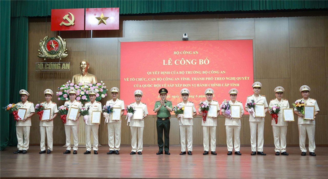 Công bố Quyết định của Bộ trưởng Bộ Công an về tổ chức, cán bộ Công an 34 tỉnh, thành phố