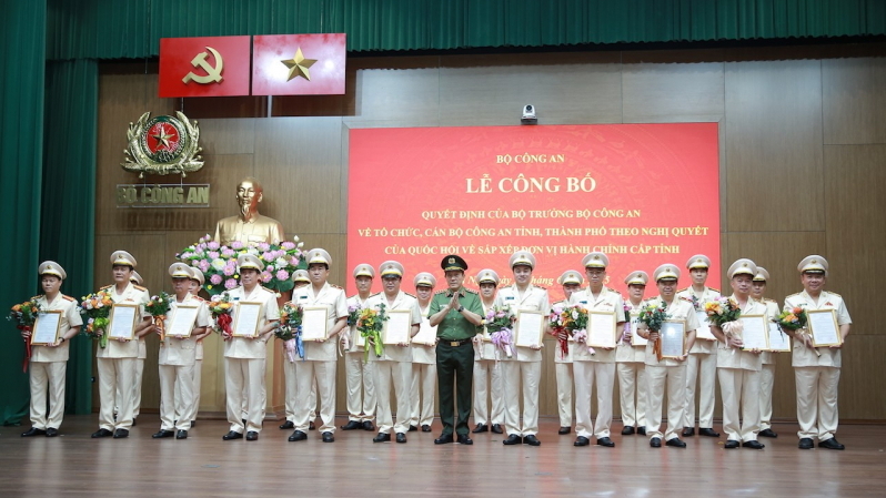 Bộ trưởng Lương Tam Quang trao Quyết định và tặng hoa chúc mừng 23 đồng chí Giám đốc Công an địa phương sau sáp nhập