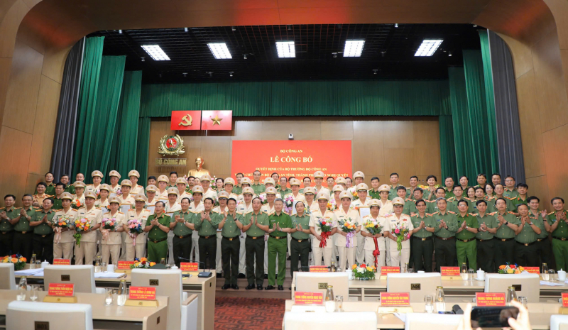Bộ trưởng Lương Tam Quang cùng các đồng chí trong Ban Thường vụ Đảng uỷ Công an Trung ương, Lãnh đạo Bộ Công an tặng hoa chúc mừng 34 đồng chí Giám đốc Công an cấp tỉnh, thành phố