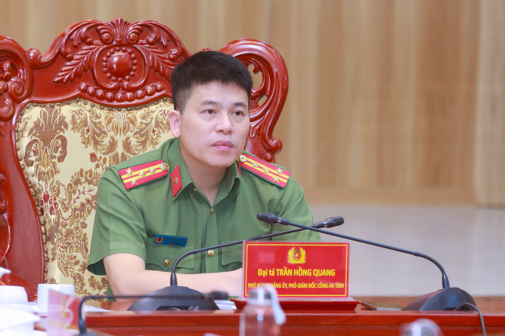 Đồng chí Đại tá Trần Hồng Quang, Phó Bí thư Đảng ủy, Phó Giám đốc Công an tỉnh chủ trì buổi Lễ công bố tại điểm cầu Công an tỉnh Nghệ An