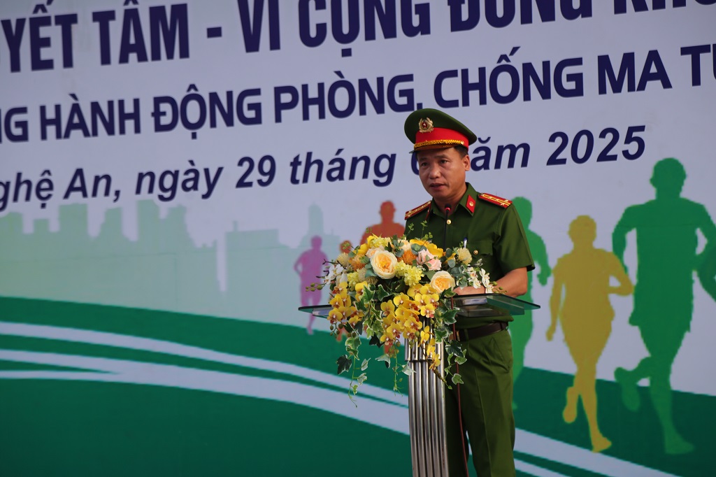 Đồng chí Đại tá Nguyễn Duy Thanh, Phó Giám đốc Công an tỉnh phát biểu khai mạc giải chạy