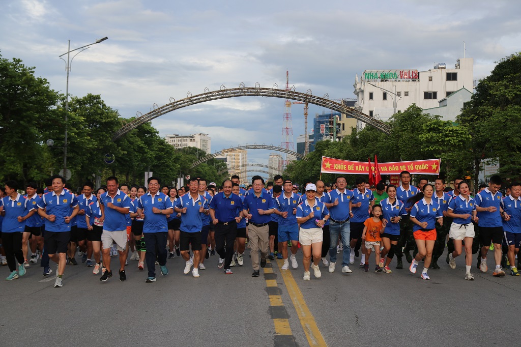 khối đại biểu và nhân dân tham gia chạy phong trào với cự ly 01 km