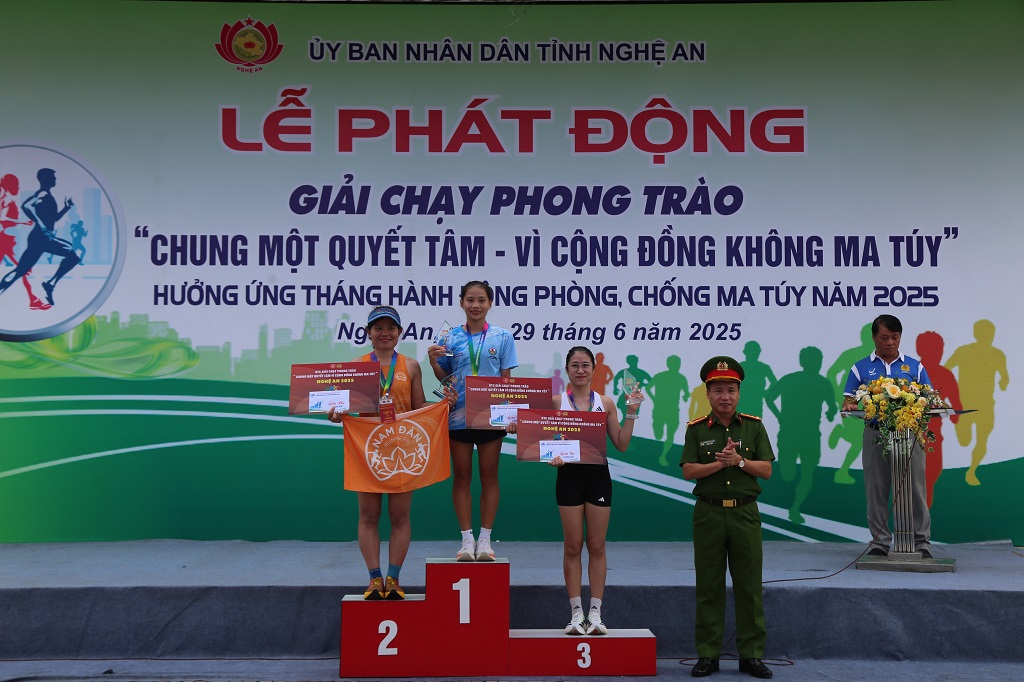Ban Tổ chức trao giải trao giải cự ly 10km nữ