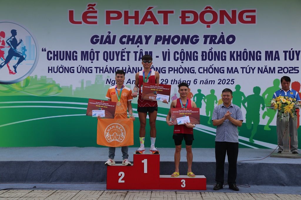 Ban Tổ chức trao giải trao giải cự ly 10km nam