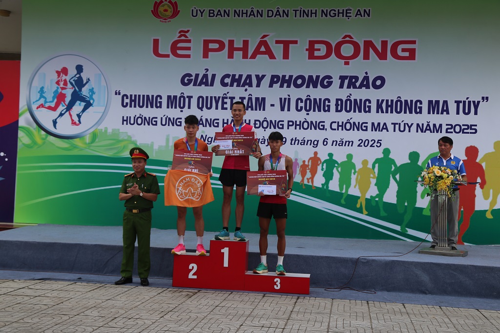 Ban Tổ chức trao giải trao giải cự ly 05km nam