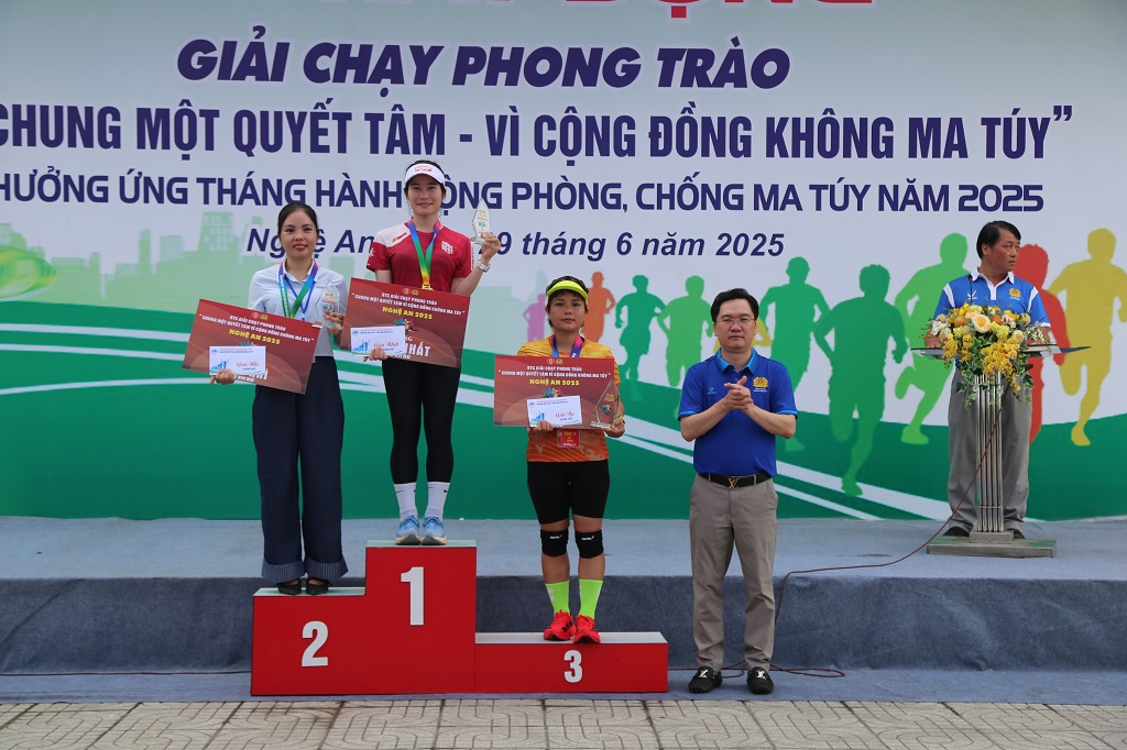 Ban Tổ chức trao giải trao giải cự ly 05km nữ