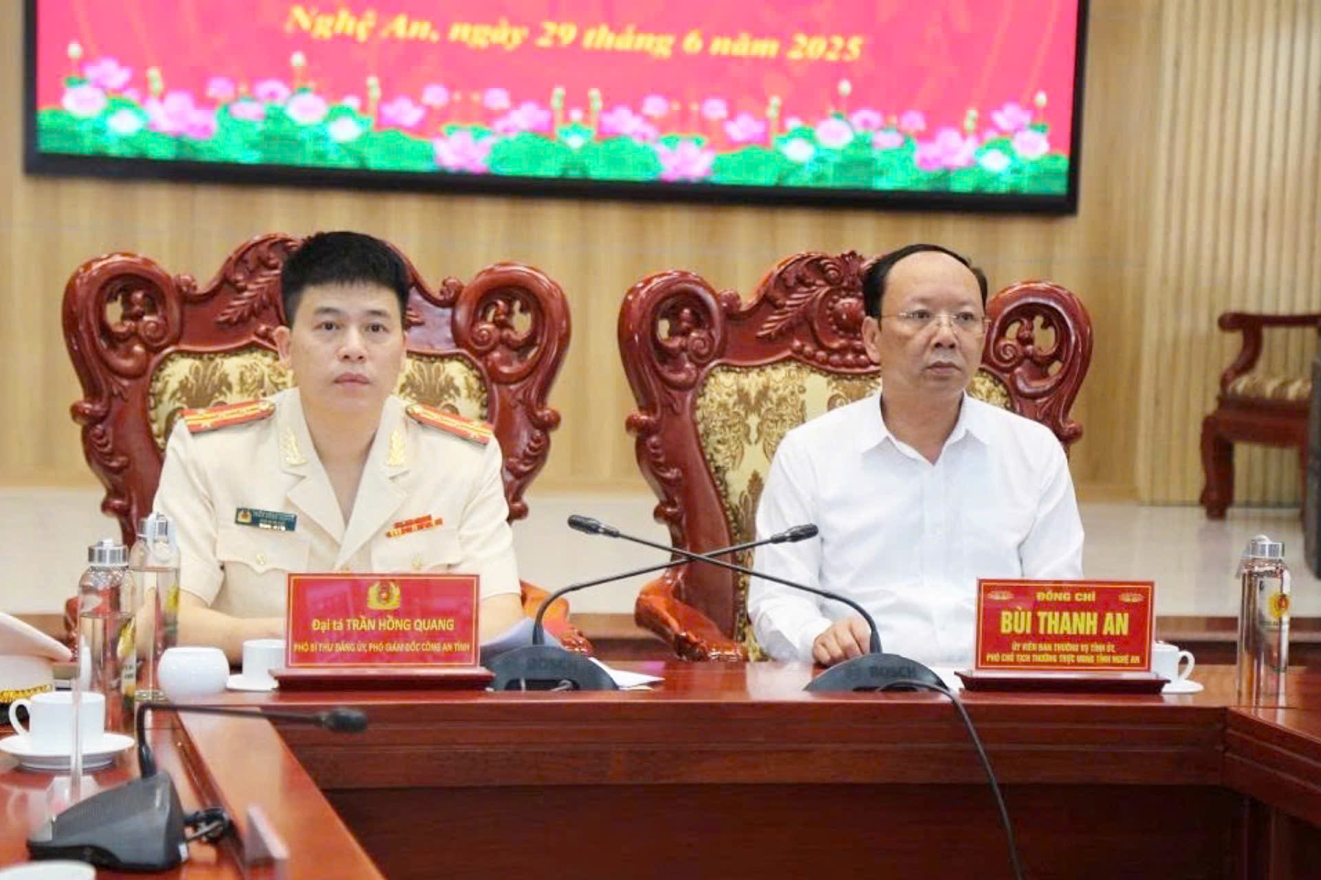 Các đồng chí: Bùi Thanh An, Ủy viên Ban Thường vụ Tỉnh ủy, Phó Chủ tịch Thường trực UBND tỉnh; Đại tá Trần Hồng Quang, Phó Bí thư Đảng ủy, Phó Giám đốc Công an tỉnh đồng chủ trì buổi Lễ