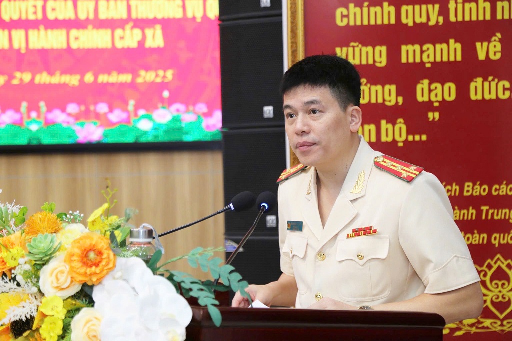 Đồng chí Đại tá Trần Hồng Quang, Phó Bí thư Đảng ủy, Phó Giám đốc Công an tỉnh phát biểu tại buổi Lễ