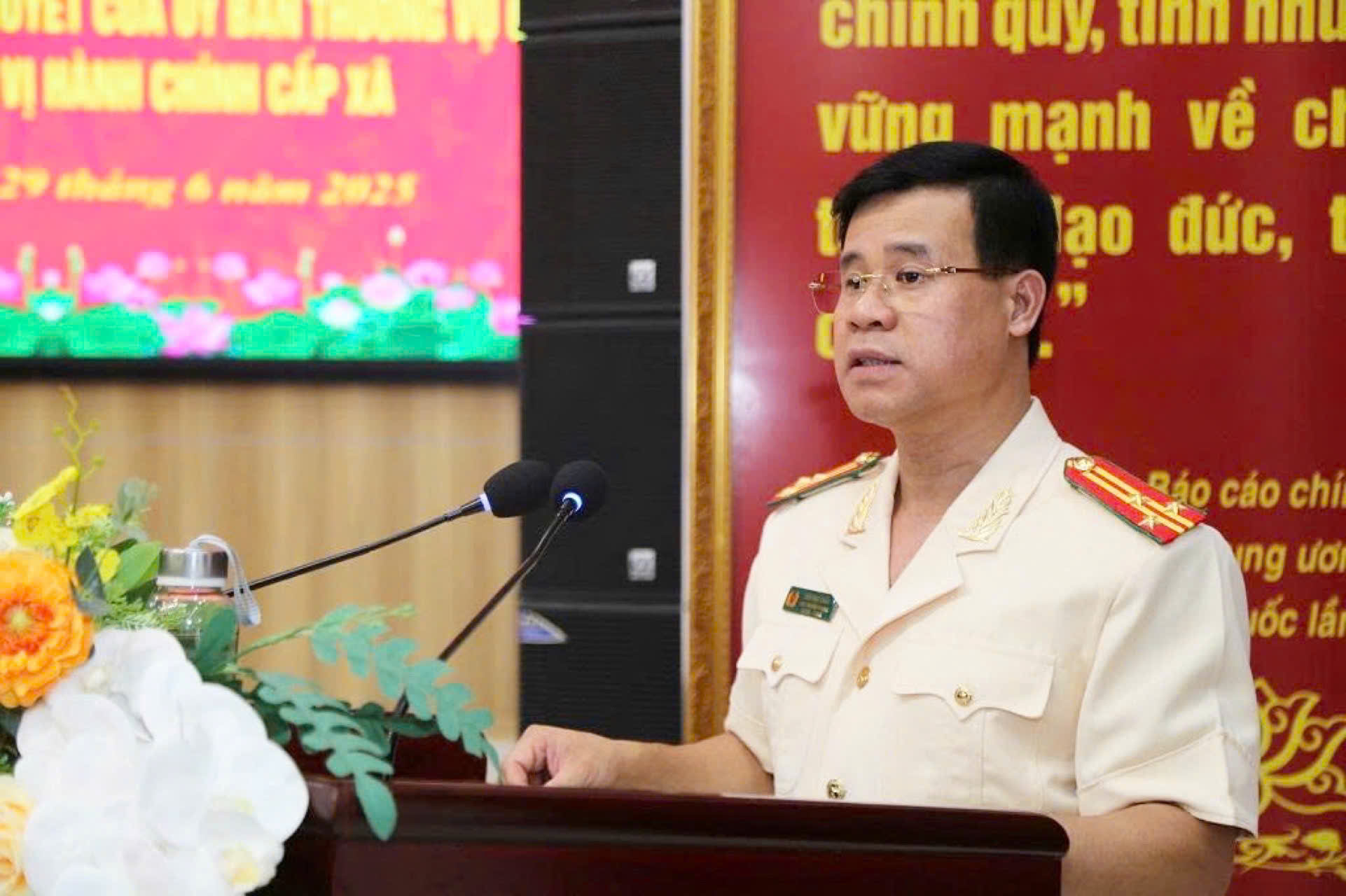 Đại diện Lãnh đạo Phòng Tổ chức cán bộ công bố các quyết định của Bộ trưởng Bộ Công an và Giám đốc Công an tỉnh