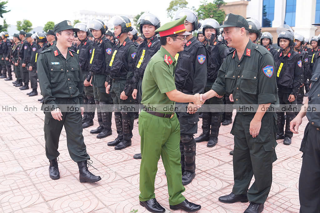 Đồng chí Đại tá Trần Ngọc Tuấn, Phó Giám đốc Công an tỉnh động viên cán bộ, chiến sĩ tham gia lớp huấn luyện Tiểu đoàn 1, Trung đoàn Cảnh sát cơ động dự bị chiến đấu Công an tỉnh