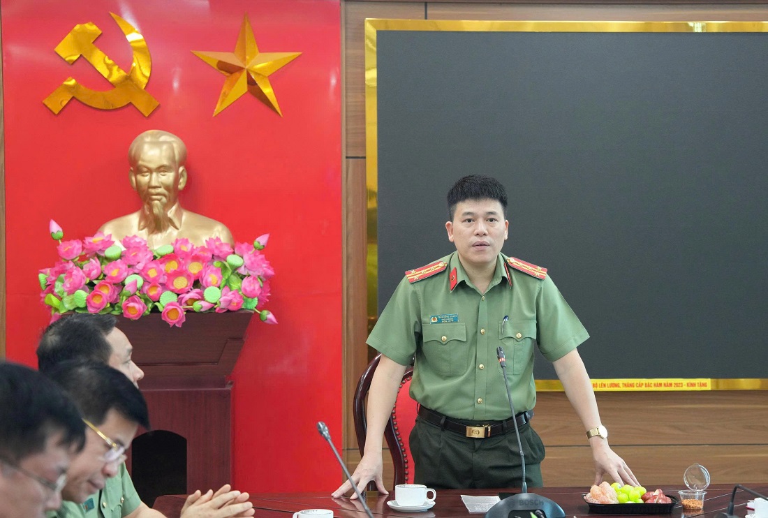 Đồng chí Đại tá Trần Hồng Quang, Phó Bí thư Đảng ủy, Phó Giám đốc Công an tỉnh phát biểu tại buổi làm việc