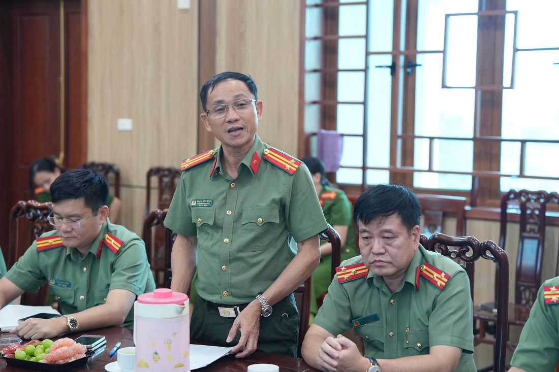 Đại diện lãnh đạo các phòng chức năng phát biểu