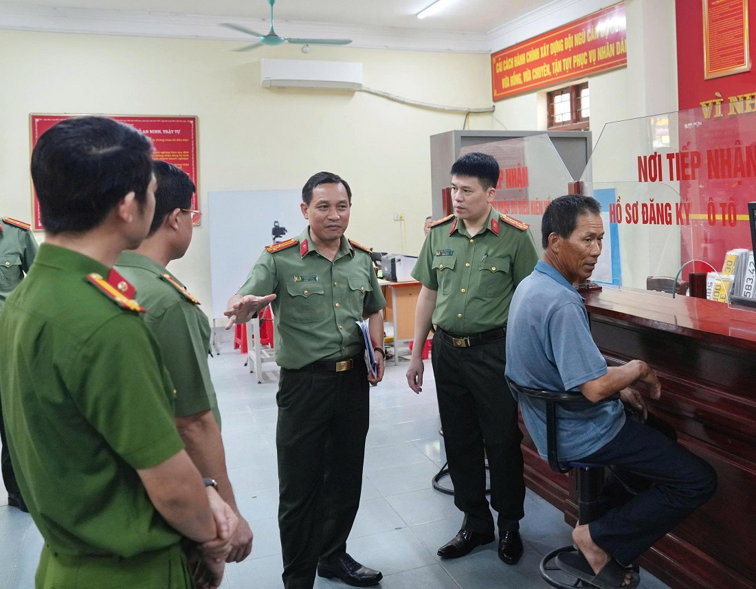 Đồng chí Phó Giám đốc và đoàn công tác kiểm tra các hoạt động tại Bộ phận một cửa Công an xã Nghi Lộc