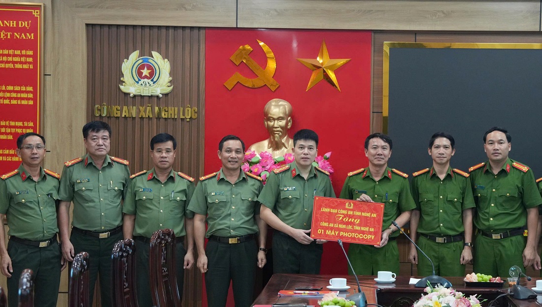 Đồng chí Đại tá Trần Hồng Quang, Phó Bí thư Đảng ủy, Phó Giám đốc Công an tỉnh tặng quà Công an xã Nghi Lộc