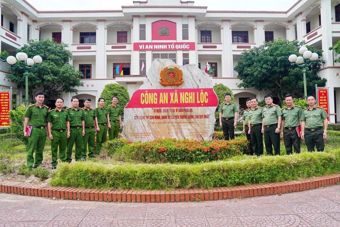 Đoàn công tác chụp ảnh lưu niệm
