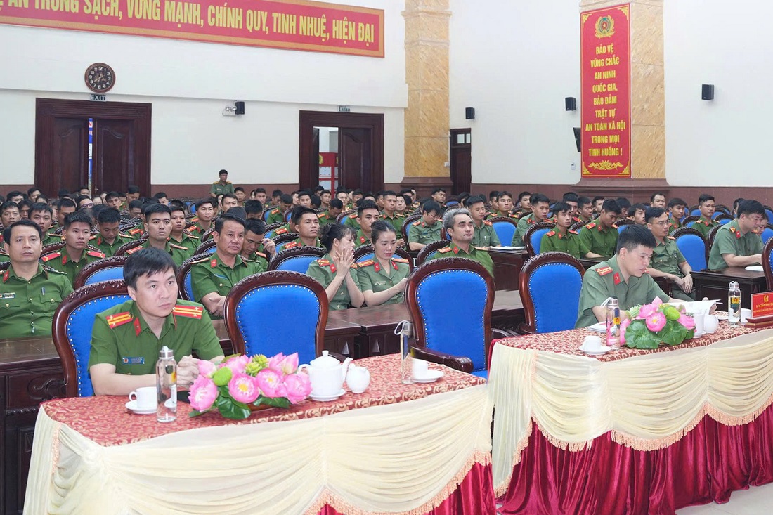Các đại biểu dự buổi lễ