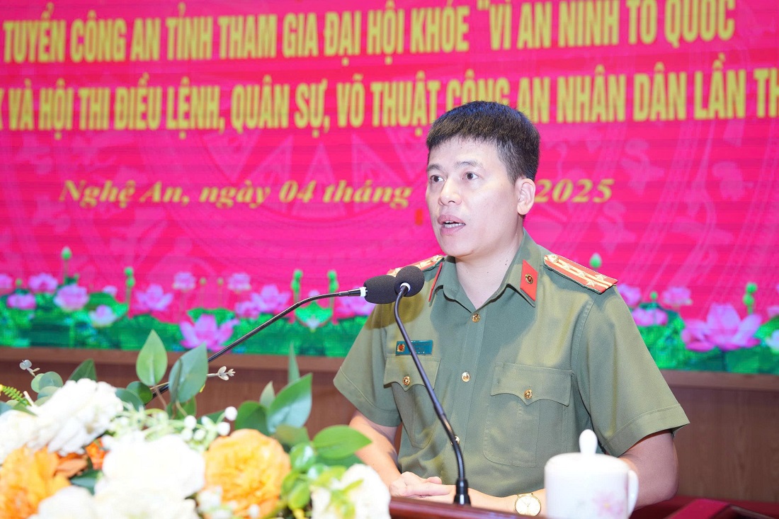 Đồng chí Đại tá Trần Hồng Quang, Phó Bí thư Đảng ủy, Phó Giám đốc Công an tỉnh phát biểu tại buổi lễ