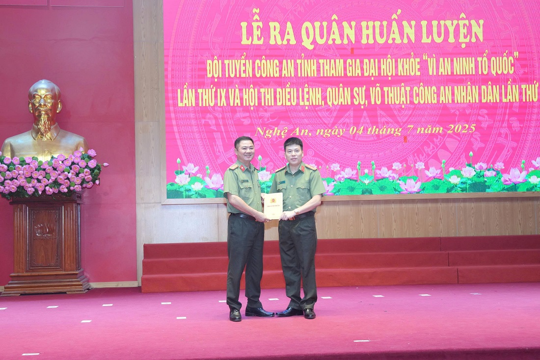 Thay mặt Lãnh đạo Công an tỉnh, đồng chí Đại tá Trần Hồng Quang, Phó Bí thư Đảng ủy, Phó Giám đốc Công an tỉnh tặng hoa, tặng quà chúc mừng, động viên các đội tuyển tập luyện tốt