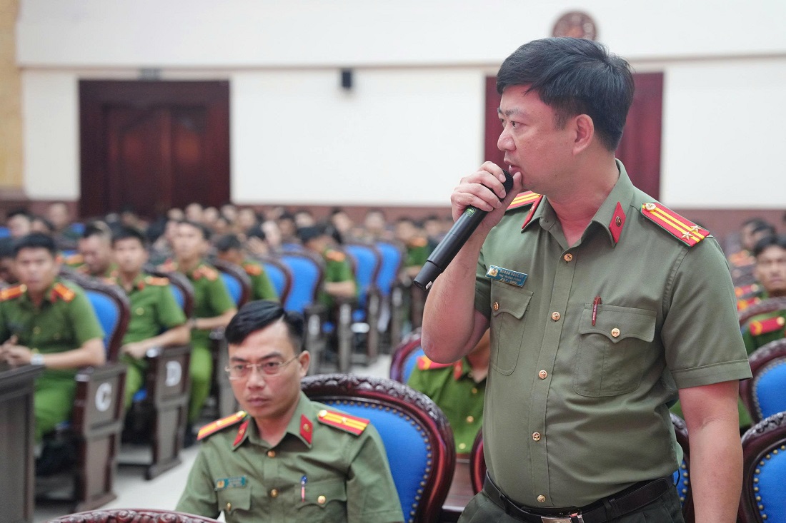 Đại diện Lãnh đạo các phòng chức năng giải đáp kiến nghị, đề xuất của vận động viên tham gia Đội tuyển